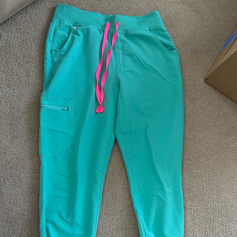 Figs Surgical Green petite jogger scrubs